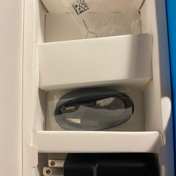 Cell phone  📱. - Picture 4 of 7